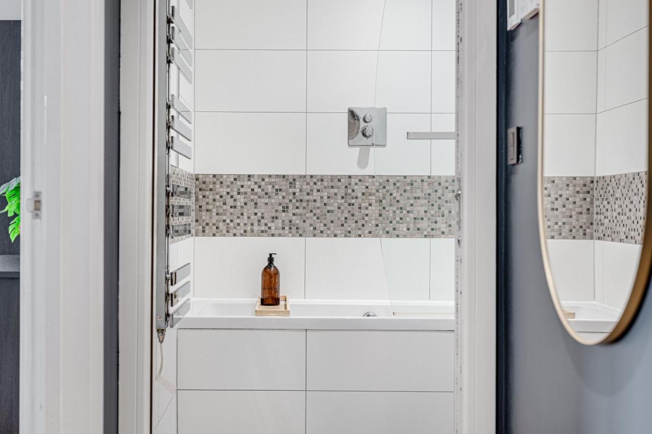 Charming 1 Bedroom Apt , Town Centre, Wifi, Free Parking By Tent Serviced Apartments Staines-upon-Thames Екстер'єр фото